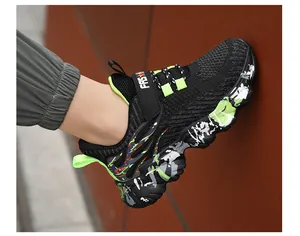 Detailansicht der atmungsaktiven schwarz-neongrünen leichten Jungen-Sportschuhe.