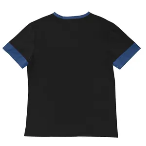 Rückansicht eines Herren-Freizeit-T-Shirts mit blau gestreiften Bündchen und Kragen