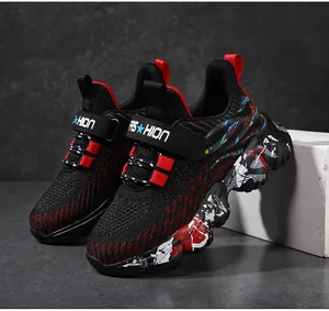 Detail von atmungsaktiven Mesh-Laufschuhen für Jungen mit bunter Farbspritzer-Sohle