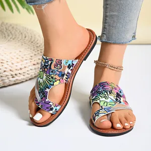 Sandali piatti con graffiti colorati da donna in stile romano con strass lucenti