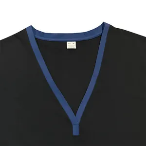 Detailaufnahme eines schwarzen Herren-T-Shirts mit blauem Kontrast-V-Ausschnitt-Design