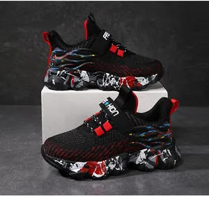 Detailansicht von Kindersportschuhen mit Graffiti-Sohlen und atmungsaktivem Mesh-Gewebe.