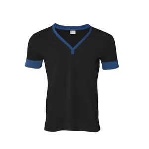 Herren T-Shirt in Schwarz mit V-Ausschnitt und blauen Kontraststreifen in der Nahaufnahme.