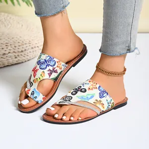 Infradito donna stile romano con stampa a farfalla colorata e dettagli strass