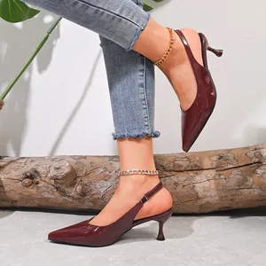 Λεπτομερής λήψη από κομψά μπορντό πέδιλα slingback με μυτερή μύτη για γυναίκες