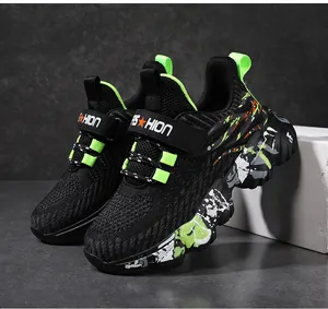 Schwarze atmungsaktive Mesh-Laufschuhe für Jungen mit neongrünen Akzenten und Graffiti-Sohle