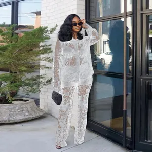 Modelo con un conjunto de dos piezas de encaje floral blanco transparente de moda