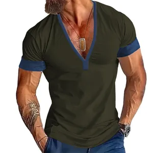 Hochwertige Detailansicht eines Herren-V-Ausschnitt-T-Shirts in Olivgrün und Blau.