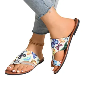 Eleganti sandali infradito in stile romano con stampe a farfalla colorate per donna.