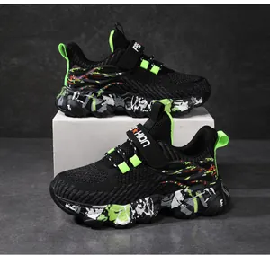 Detailansicht der atmungsaktiven Sneaker für Jungen mit neongrünen Akzenten und Graffiti-Sohle