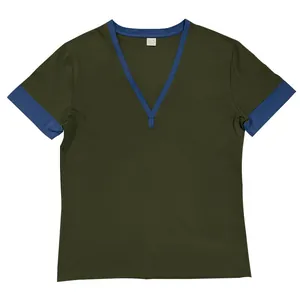 Detaillierte Ansicht des olivgrünen V-Ausschnitt T-Shirts mit blauem Kontrastbesatz