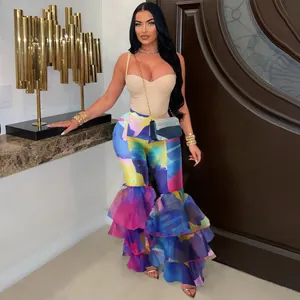 Ζωντανό tie-dye καμπάνα παντελόνι με βολάν σε σκηνικό καθημερινότητας.