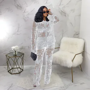 Detalle del conjunto de camisa y pantalones transparentes con encaje floral blanco