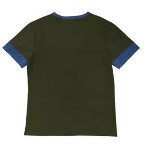 Detaillierte Rückansicht des olivgrünen Herren-T-Shirts mit blauen Kontrastfarben