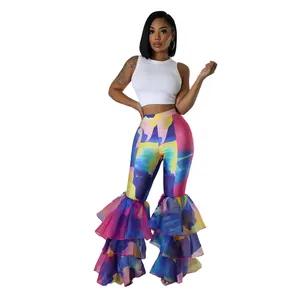 Λεπτομέρεια σετ παντελόνι καμπάνα tie-dye με βολάν και λευκό crop top
