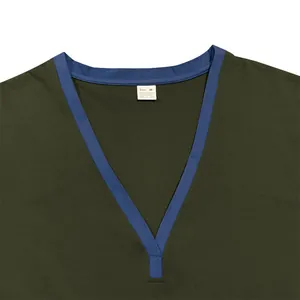 Detailansicht eines Herren T-Shirt V-Ausschnitts mit blauem Kontraststreifen und Etikett.