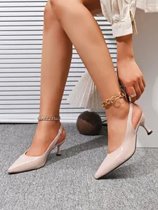 Κομψές λουστρίνι γόβες slingback σε nude χρώμα με μυτερή μύτη και λεπτό τακούνι για γυναίκες.