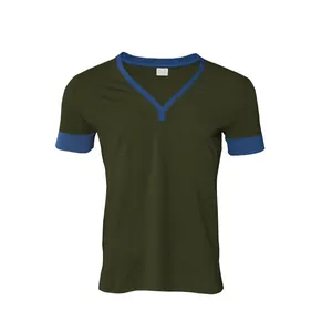Vorderansicht-Detail eines Herren T-Shirts mit blauen Kontrastbündchen in Oliv