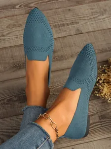 Detailansicht blaue spitze Ballerinas aus Fly-Knit für Damen mit atmungsaktivem Mesh