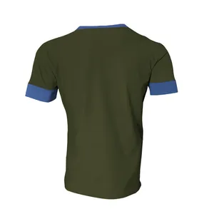 Rückansicht eines olivgrünen Herren-T-Shirts mit blauen Kontrastbündchen und Kragen
