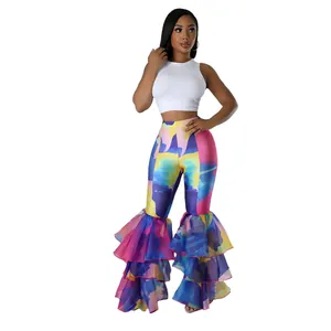 Λεπτομέρεια του παντελονιού καμπάνα με tie-dye σχέδιο και βολάν σε στρώσεις υφάσματος.