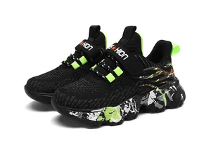 Detailansicht atmungsaktiver Laufschuhe für Jungen mit neon-grünem Spritzmuster-Sohle