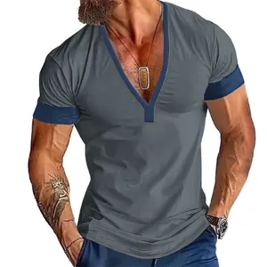 Detail von grauem Herren V-Ausschnitt T-Shirt mit dunkelblauen Kontraststreifen für Sommer