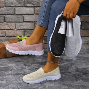 Dettaglio ravvicinato di scarpe basse slip-on in mesh traspirante in vari colori alla moda