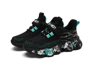 Nahaufnahme von atmungsaktiven Jungen-Sportschuhen aus Strick mit Graffiti-Muster