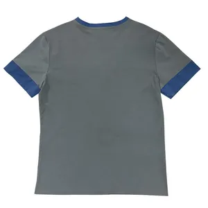 Rückansicht eines grauen Herren-Freizeit-T-Shirts mit blauen Farbblock-Details