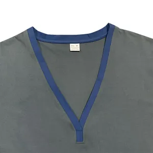 Detailansicht des V-Ausschnitts mit blauem Kontrastbesatz an einem grauen T-Shirt