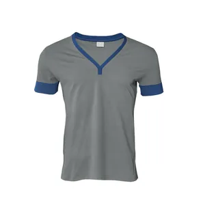 Detailansicht eines grauen Herren-V-Ausschnitt-T-Shirts mit blauem Kontrastbesatz