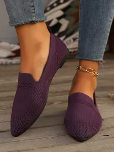 Nahaufnahme lila spitzer Damen-Flachschuhe aus Fly-Knit mit komfortablem Slip-On-Design