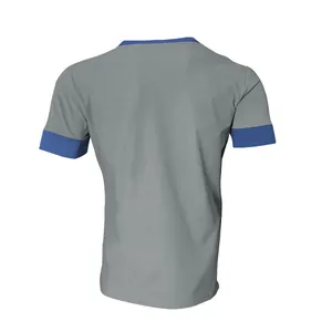 Rückansicht eines grauen Herren-V-Ausschnitt-T-Shirts mit blau gestreiften Ärmeln.