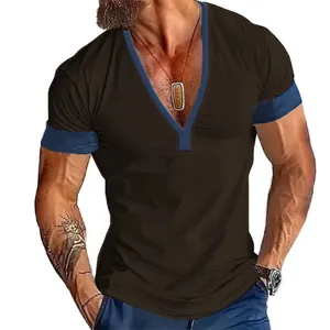 Detailansicht von lässigem Herren-T-Shirt mit tiefem V-Ausschnitt und blauem Besatz