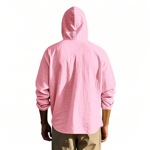 Rückansicht eines lässigen rosa langärmeligen Kapuzenhemdes aus Baumwollleinen für Herren