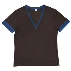 Detaillierte Vorderansicht eines braunen Herren-T-Shirts mit blauem V-Ausschnitt und Kontrastrand