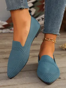 Detailansicht blaue spitze Strick-Ballerinas mit atmungsaktiver Textur und Slipper-Design