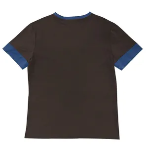 Rückansicht eines braunen Herren-T-Shirts mit stilvollen marineblauen Kontrastärmeln