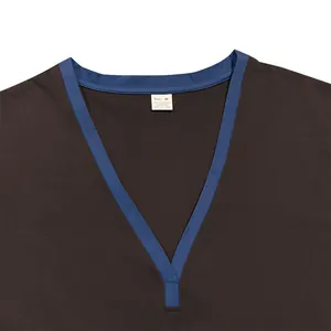 Nahaufnahme eines Herren-V-Ausschnitt-T-Shirts mit blauem Kontraststreifen und Etikett