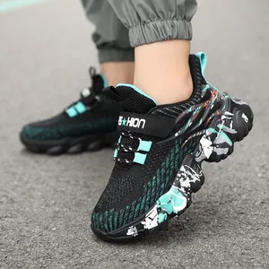 Atmungsaktive schwarz-grüne Laufschuhe für Jungen mit einzigartigem Farbspritzer-Muster