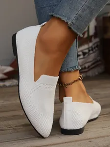 Elegante weiße spitz zulaufende Fly-Knit-Flachschuhe für Damen in der Nahaufnahme