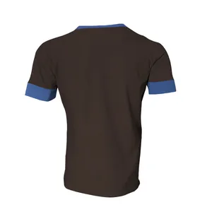 Detaillierte Rückansicht eines lässigen braunen Herren-T-Shirts mit blauen Paspeln