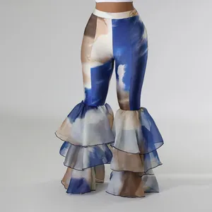 Ψηλόμεσο παντελόνι καμπάνα με tie-dye τύπωμα και στρώσεις από βολάν στο τελείωμα