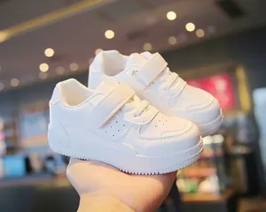 Primer plano de zapatillas blancas para niños con velcro y diseño transpirable