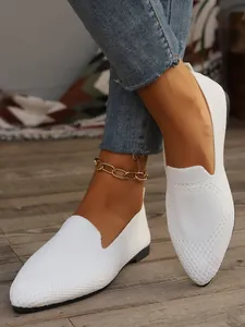 Detailansicht weißer flacher Damen-Loafer mit spitzer Kappe aus Fly-Knit-Gewebe