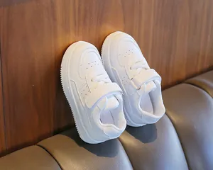 Zapatillas blancas escolares para niños con agujeros transpirables y cierre de velcro