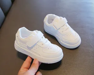 Primer plano de zapatos escolares blancos para niños con cierre de velcro y puntera