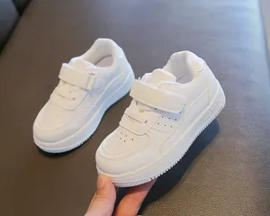 Vista detallada de las zapatillas blancas para niños con cierre de velcro ajustable