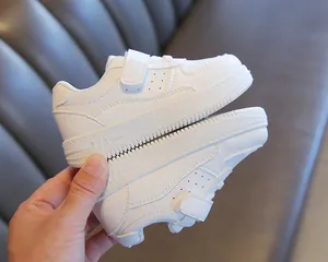 Primer plano de zapatillas blancas transpirables para niños con velcro